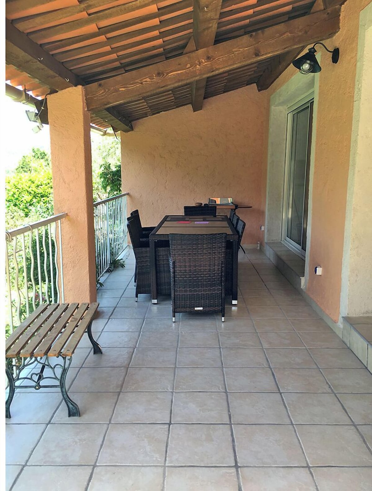 Patio avec table à manger