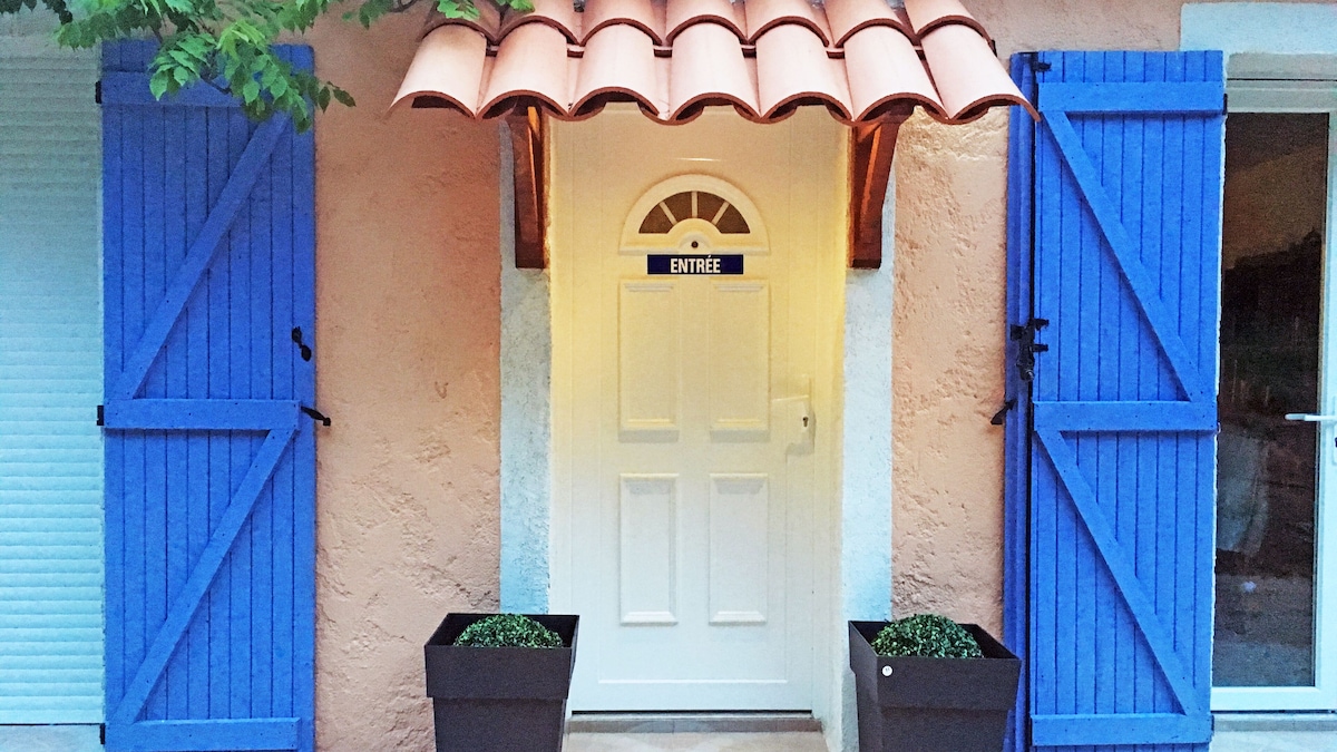 Entrée de la villa avec volets bleus